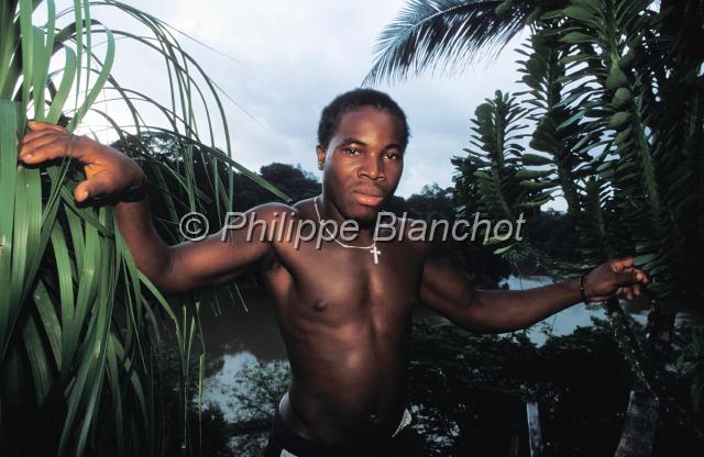 guyane 15.JPG - Jeune Noir-marron au bord du fleuve ManaGuyane française